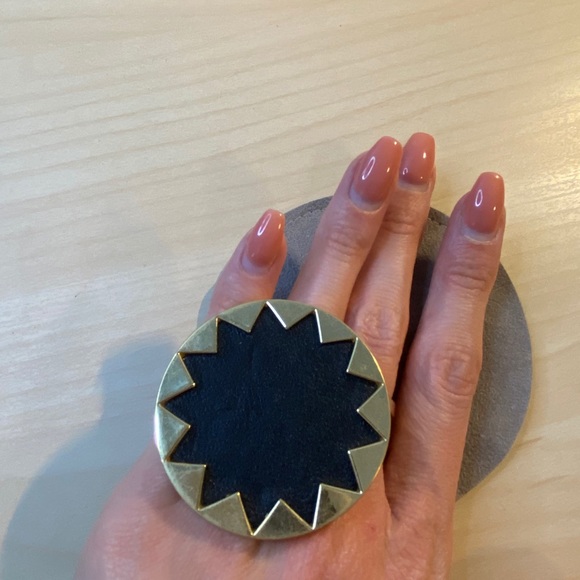 HOUSE OF HARLOW MEDALLION RING - Picture 4 of 4